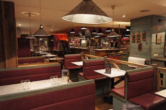Atlantic Oak - Intérieur du restaurant. Si l'image ne s'affiche pas, essayez de naviguer avec Google Chrome, Safari ou Mozilla Firefox. Sinon, rafraîchissez la page.