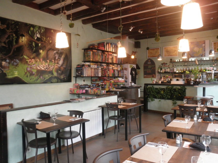 K Fée des jeux - Intérieur du café - restaurant. Si l'image ne s'affiche pas, essayez de naviguer avec Google Chrome, Safari ou Mozilla Firefox